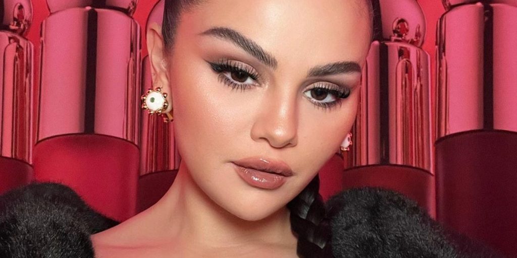 Selena Gomez wearing magnetic lashes