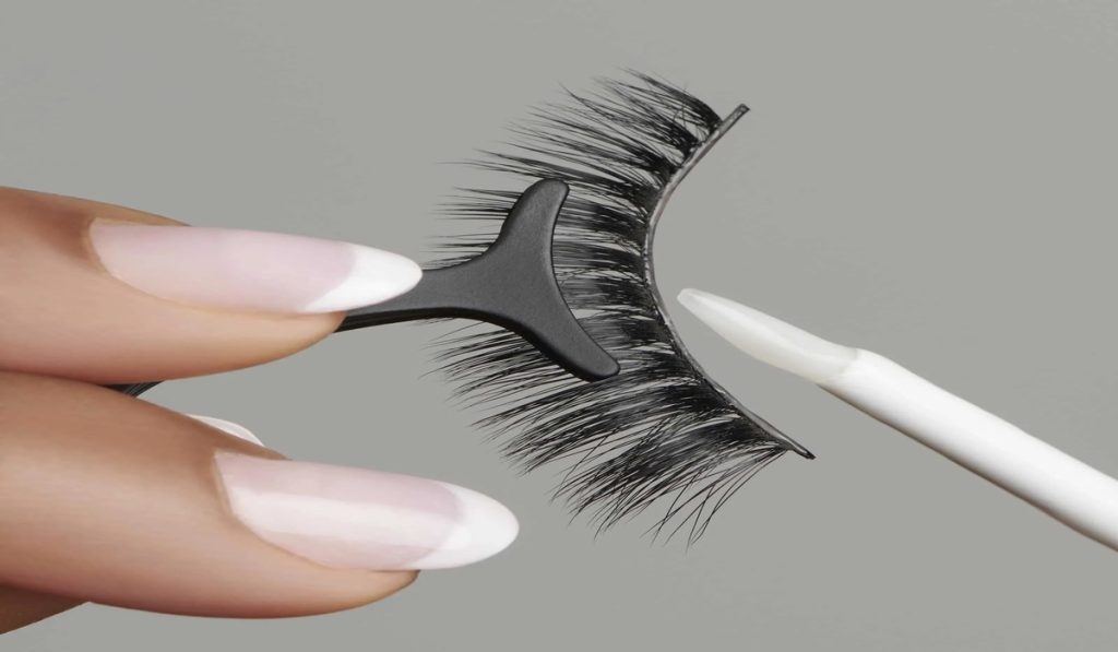 False eyelashes with glue